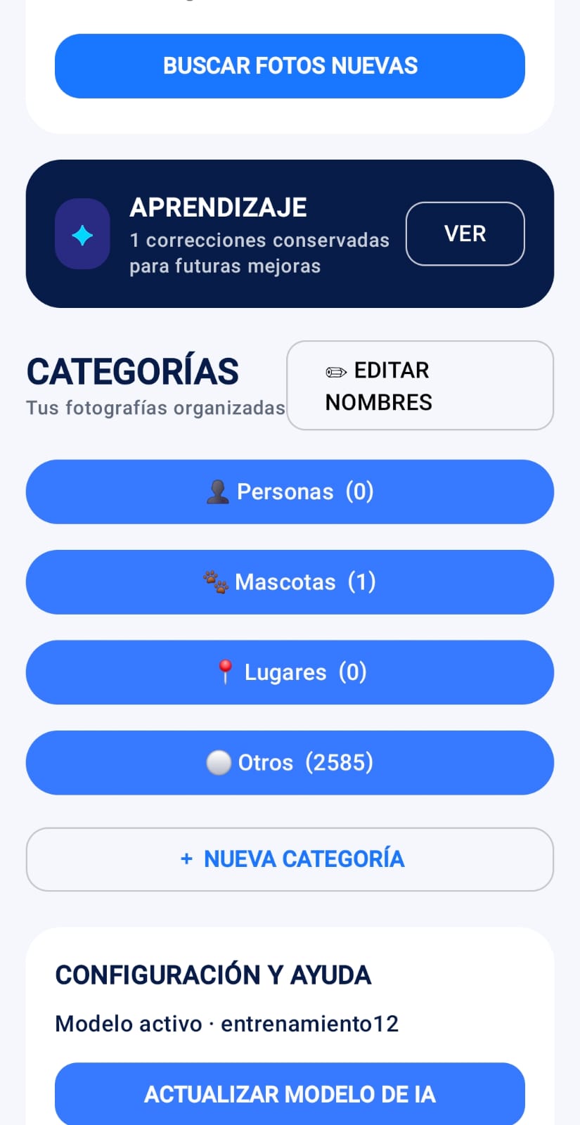 Pantalla de FotoNexa con categorías de fotos y configuración del modelo de IA.